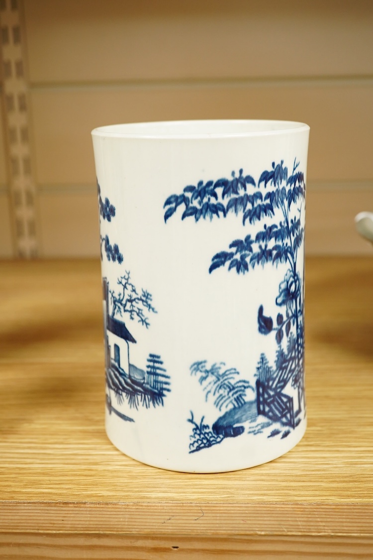 A large 18th century Worcester ‘fence’ pattern mug, 15cm